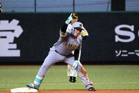 １回、先制の適時二塁打を放った嶋村はベンチに向かってポーズを決める