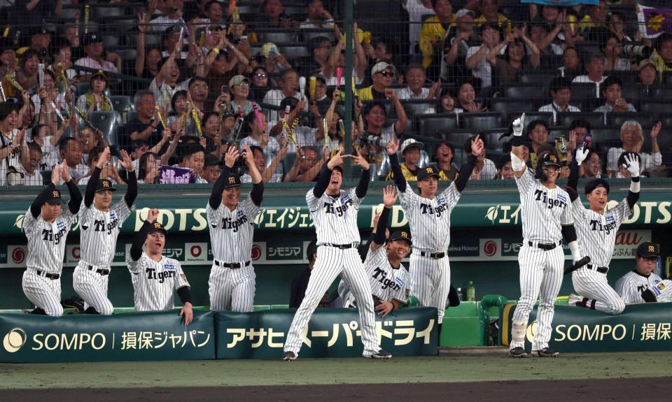 　１回、先制に盛り上がる阪神ナイン（撮影・山口登）