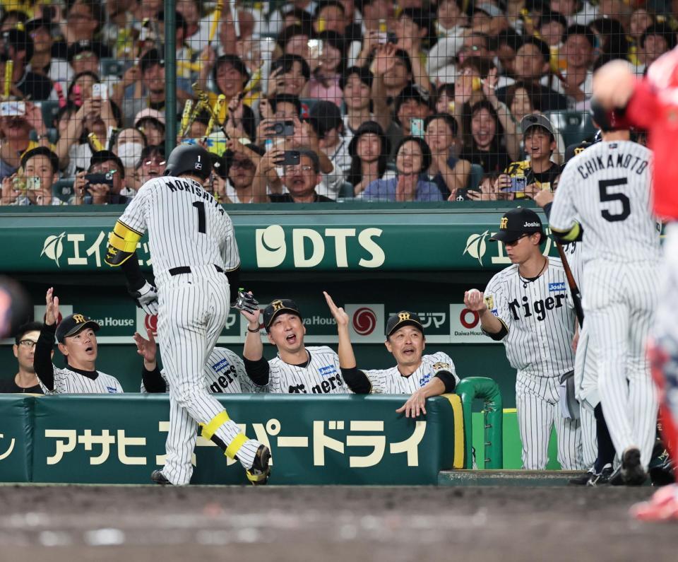 ４回、２ランを放った阪神・森下翔太（左）を迎える阪神・藤川球児監督＝甲子園（撮影・田中太一）