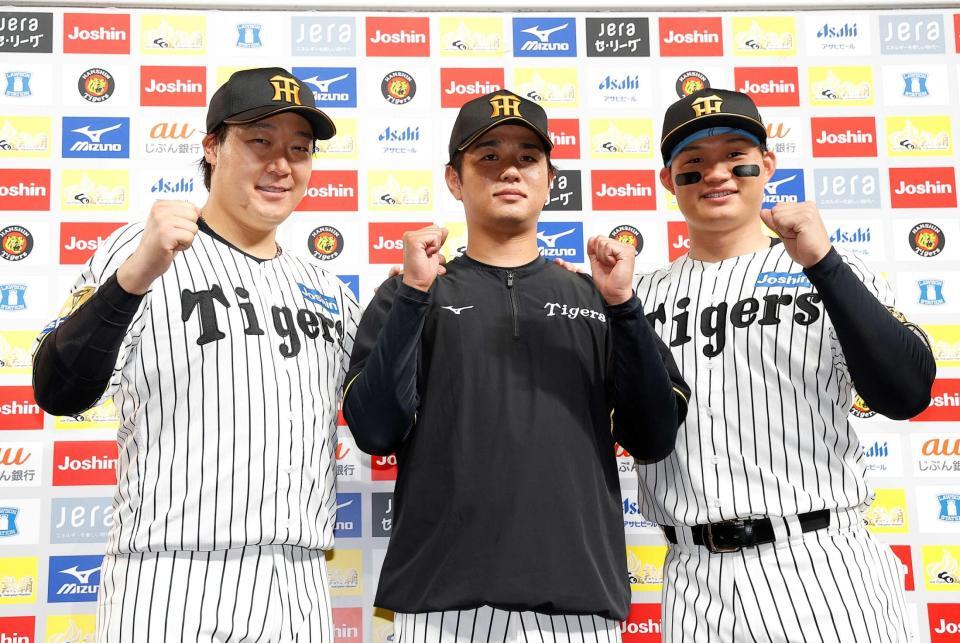 　お立ち台でポーズを決める（左から）大山、高橋、森下（撮影・西田忠信）