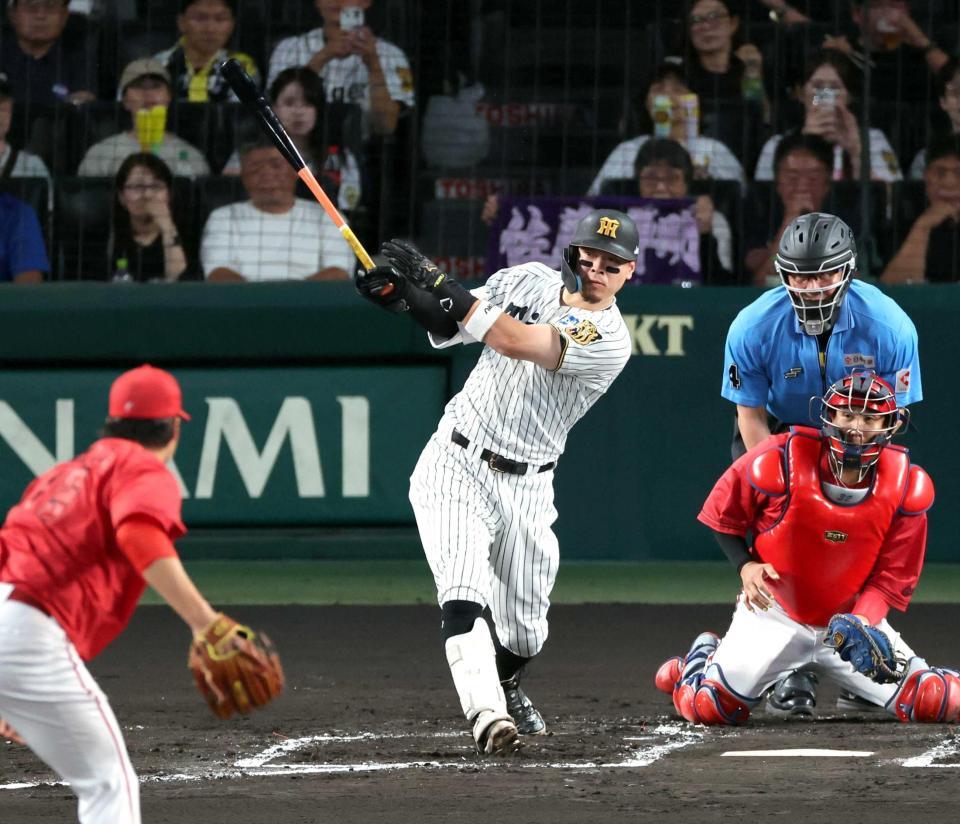 　１回、先制適時二塁打を放つ佐藤輝。投手床田（撮影・山口登）