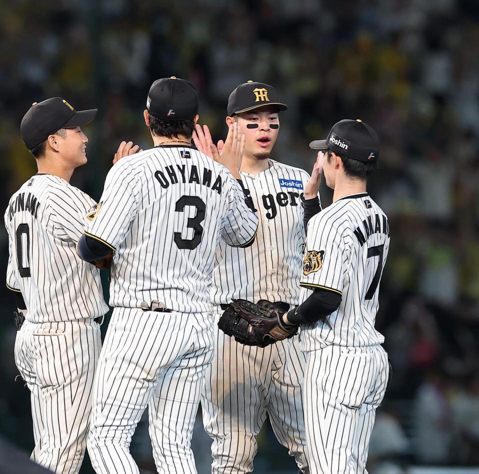 勝利を喜ぶ佐藤輝ら（撮影・西田忠信）