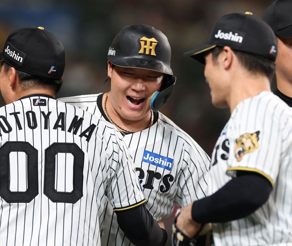 ４回、ソロを放ち笑顔で生還する大山（撮影・西田忠信）