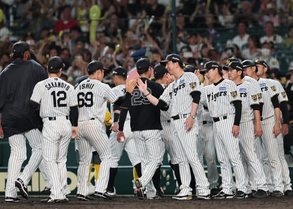 連敗を脱出し、ナインを迎える阪神・藤川球児監督＝甲子園（撮影・田中太一）