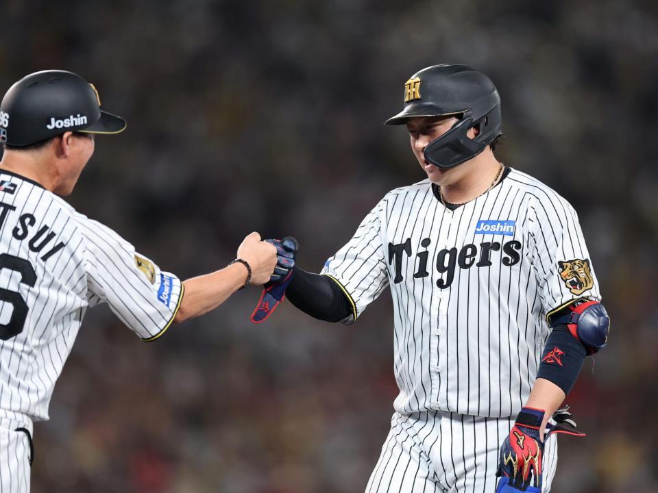 ４回、適時打を放った大山は筒井コーチとタッチする（撮影・山口登）