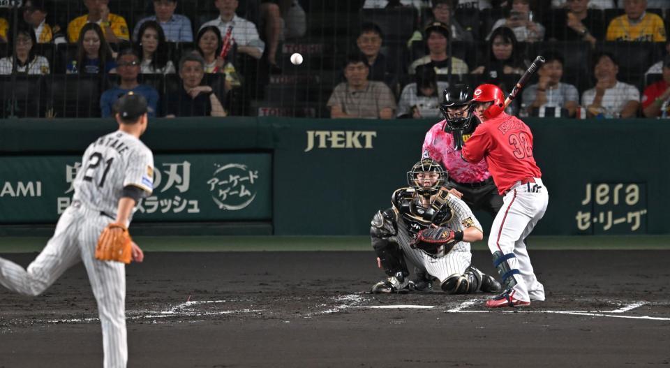 ３回、石原にスローボールを投げ込む大竹（撮影・飯室逸平）