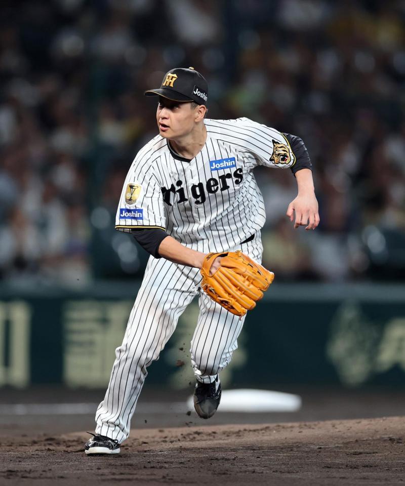 ２回、大竹は坂倉の打球を追う（撮影・山口登）
