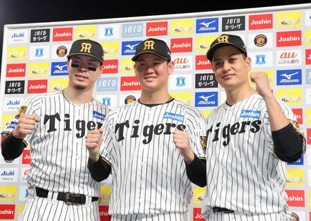 　お立ち台でポーズを決める（左から）佐藤輝、及川、大竹（撮影・山口登）
