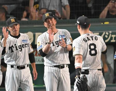 笑顔でナインを迎える藤川監督（中央）＝撮影・飯室逸平