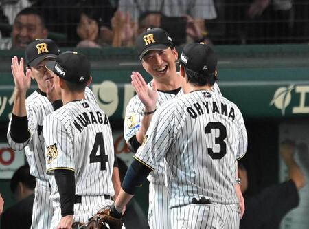 　笑顔でナインを迎える藤川監督