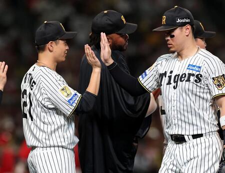 広島に勝利し大竹（左）は佐藤輝とタッチする（撮影・山口登）
