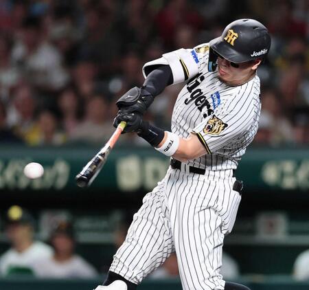 　４回、先制打を放つ佐藤輝（撮影・田中太一）