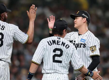 ８回、及川はドリスとタッチする（撮影・山口登）