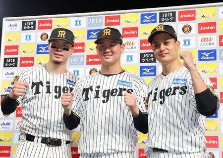 お立ち台でポーズを決める（左から）佐藤輝、及川、大竹（撮影・山口登）