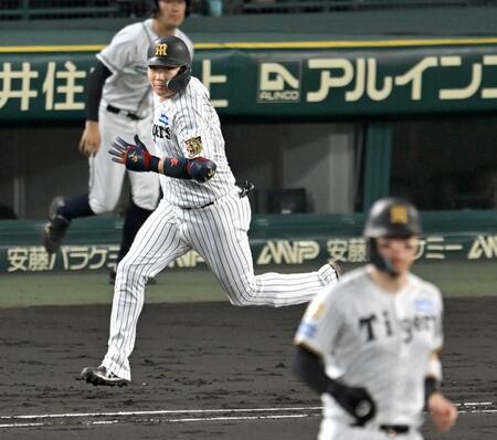 　４回、適時打を放つ大山（撮影・飯室逸平）