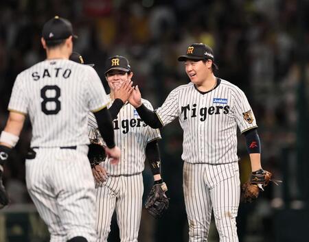 広島に連勝し、佐藤輝らと喜び合う大山（撮影・田中太一）