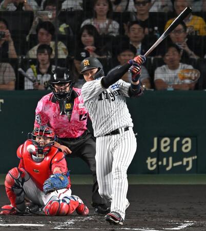 ４回、適時打を放つ大山（撮影・飯室逸平）