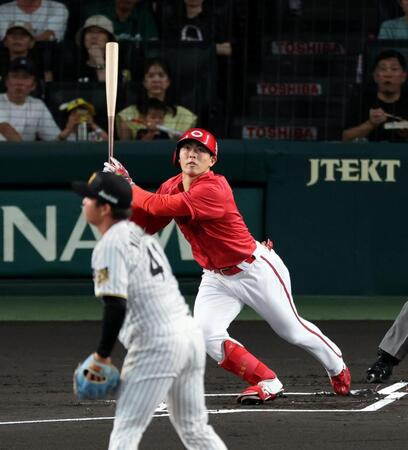 １回、中越えに先制ソロを放つ佐藤啓（撮影・山口登）