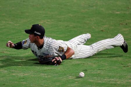 ４回、立石は中村奨の飛球を落球する（撮影・山口登）