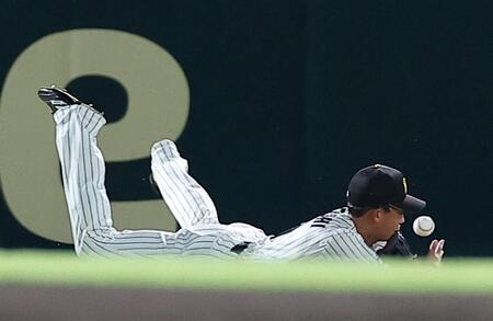 ４回、中村奨の打球を落球する立石（撮影・西田忠信）