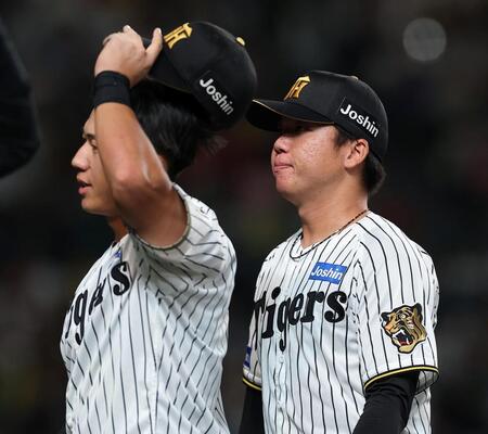 ４回を終え、ベンチに戻る立石（左）と村上（撮影・西田忠信）