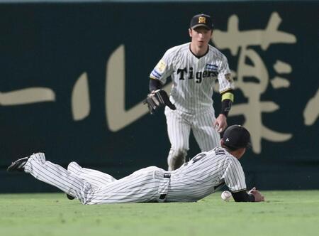 ４回、中村奨の打球を捕った立石は転倒しボールをこぼす（撮影・田中太一）