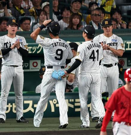 ４回を終え、村上は落球した立石を迎える（撮影・山口登）