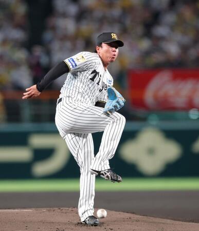 １回、中村奨の痛烈な打球をかわす村上（撮影・立川洋一郎）