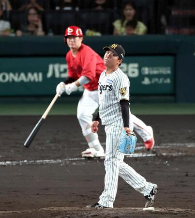 ４回広島無死三塁、阪神・村上頌樹は広島・坂倉将吾に勝ち越し犠飛を許す＝甲子園（撮影・山口登）