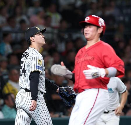 ６回、佐々木の適時打で坂倉（右）の生還を許した木下（撮影・西田忠信）