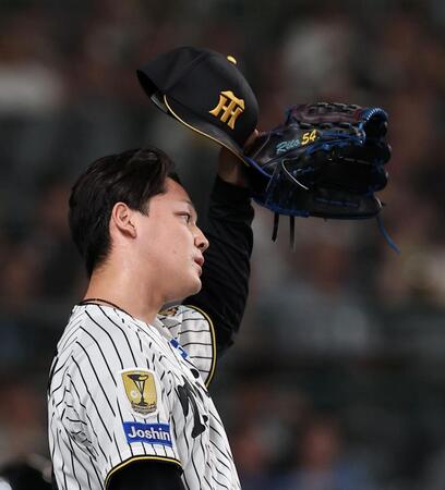 ６回に追加点を許し、汗をぬぐう木下（撮影・西田忠信）