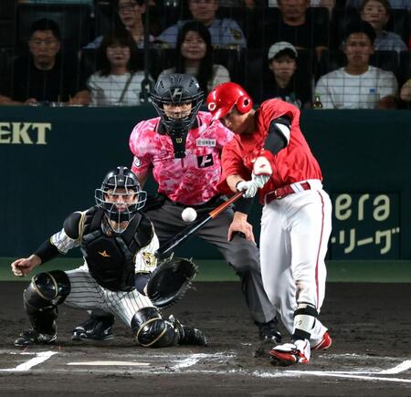 ６回、左前に適時打を放つ佐々木（撮影・山口登）