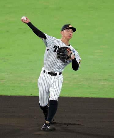 ６回、坂倉の打球を処理するも一塁へ悪送球する遊撃手・熊谷（撮影・立川洋一郎）