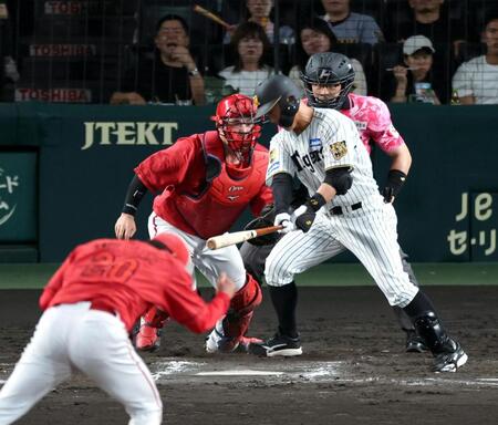 ８回、空振り三振に倒れる豊田（撮影・山口登）