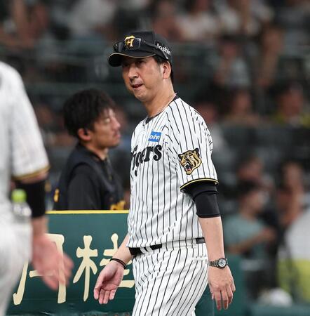 ５回を終え、選手交代を告げた藤川監督（撮影・西田忠信）