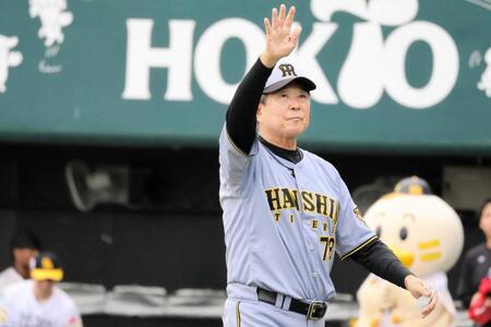 メンバー表交換を終え、ベンチに戻る平田２軍監督