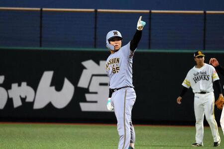 ４回、右越えに２点適時二塁打を放った嶋村はベンチに向かってポーズを決める