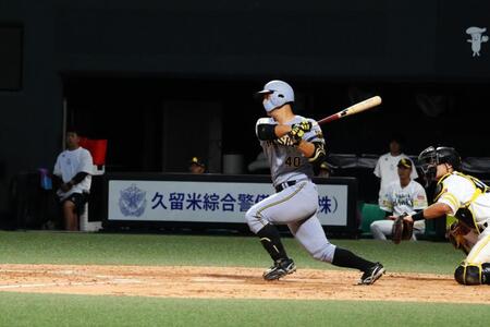 ４回、左前に２点適時打を放つ井坪