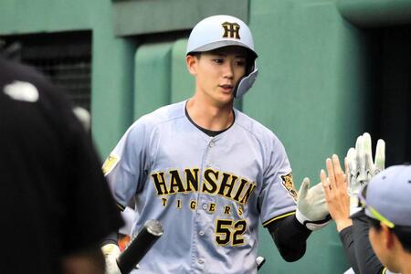 ２回、中犠飛を放ち、ベンチでハイタッチする山田