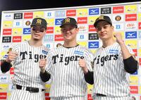 　お立ち台でポーズを決める（左から）佐藤輝、及川、大竹（撮影・山口登）
