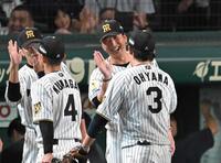 　笑顔でナインを迎える藤川監督