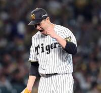 　７回、大竹は坂倉を併殺に打ち取り雄たけびを上げる（撮影・山口登）