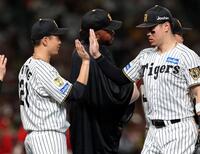 広島に勝利し大竹（左）は佐藤輝とタッチする（撮影・山口登）