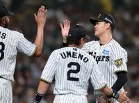 ８回、及川はドリスとタッチする（撮影・山口登）