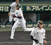 　４回、適時打を放つ大山（撮影・飯室逸平）