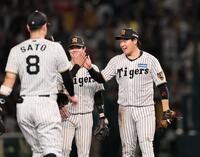 広島に連勝し、佐藤輝らと喜び合う大山（撮影・田中太一）