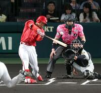 １回、中越えに先制ソロを放つ佐藤啓（撮影・山口登）