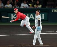 １回、村上は佐藤啓に先制ソロを許す（撮影・山口登）