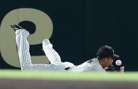 ４回、中村奨の打球を落球する立石（撮影・西田忠信）