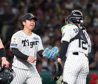 ４回、坂倉に勝ち越し犠飛を許した村上（左）と坂本バッテリー（撮影・西田忠信）
